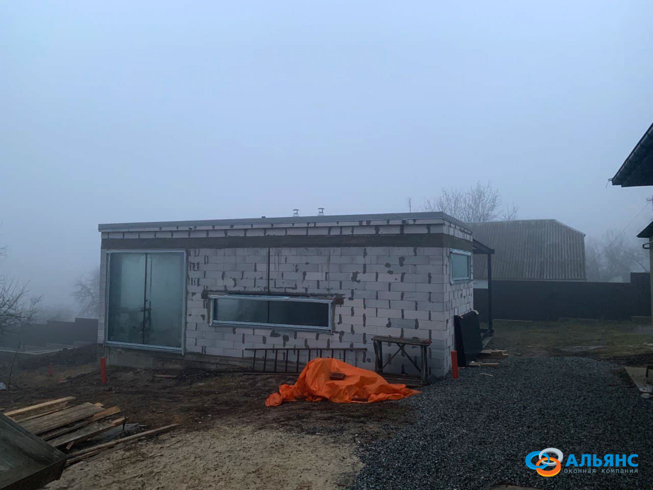 Готовый результат монтажа металлопластиковой раздвижной системы в Полтаве